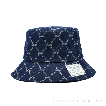 Topi baldi denim luar dengan label tenunan